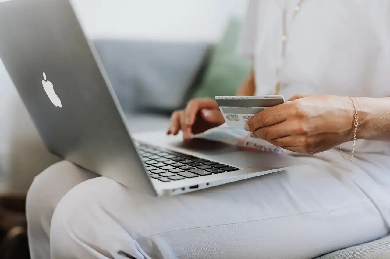Online shopping and algorithmic pricing in digital marketplaces